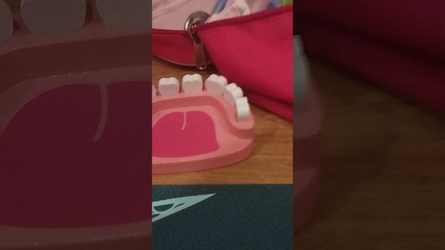 Катя помогает детям ухаживать за зубками