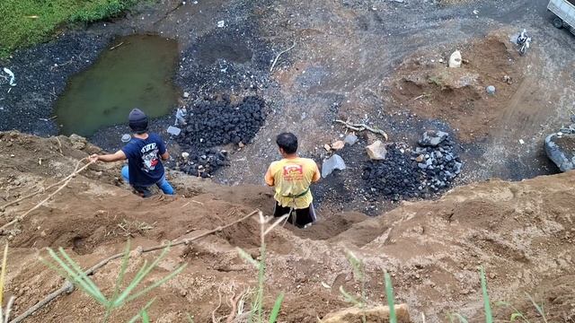 Строительство, шахтеры со скал сбрасывают песок