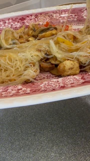 Правильное завершение фунчозы #еда #семья #вкуснаяеда #сервировка