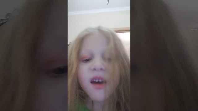 Катя танцует в своей комнате