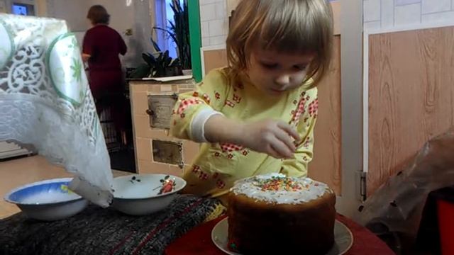Милана кулич посыпает