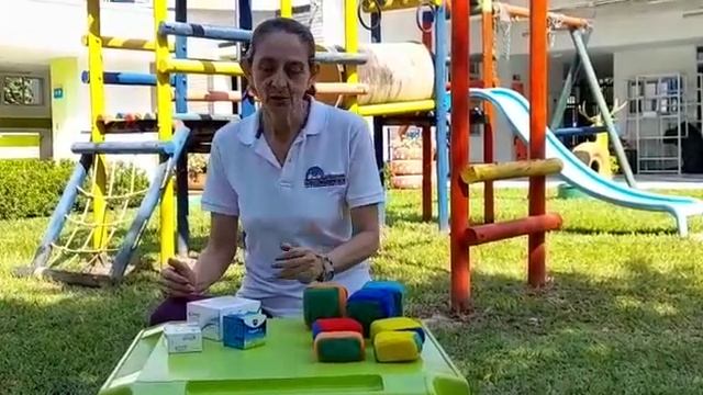 Sala Cuna/ Motricidad fina. Armando la torre. Fisioterapeuta: Dra. Rosa Amelia Prada.
