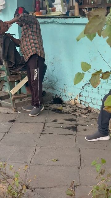 Уличная парикмахерская Индия #shortsvideo #food #louisvuitton #streetfood #luisvuitton