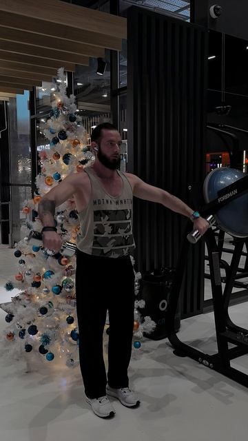 Отведение рук с гантелями