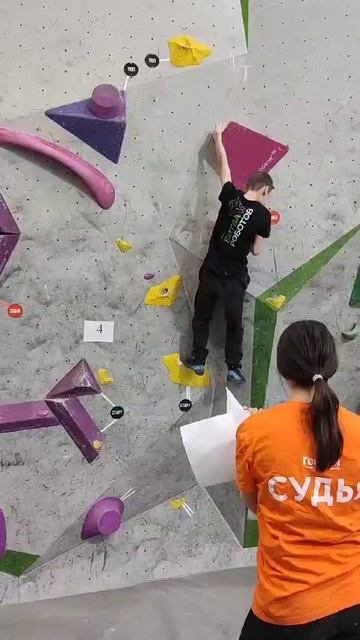 Турнир по боулдерингу, трасса средней сложности. Вперед, Максим!
