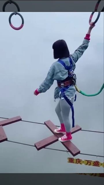 😱😅Прогулялись ли бы по такой дорожке в горах Китая?