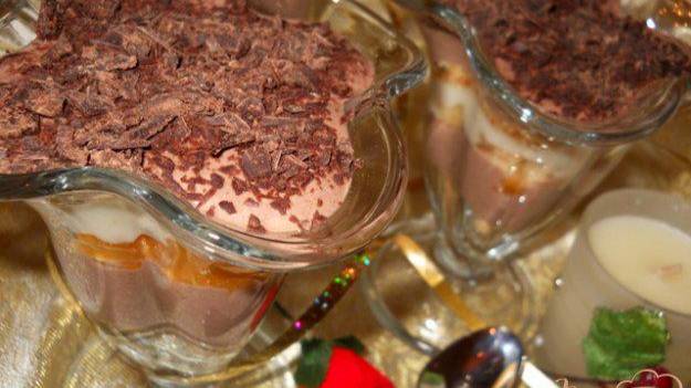 Десерт из печенья с фруктами и двойным кремом