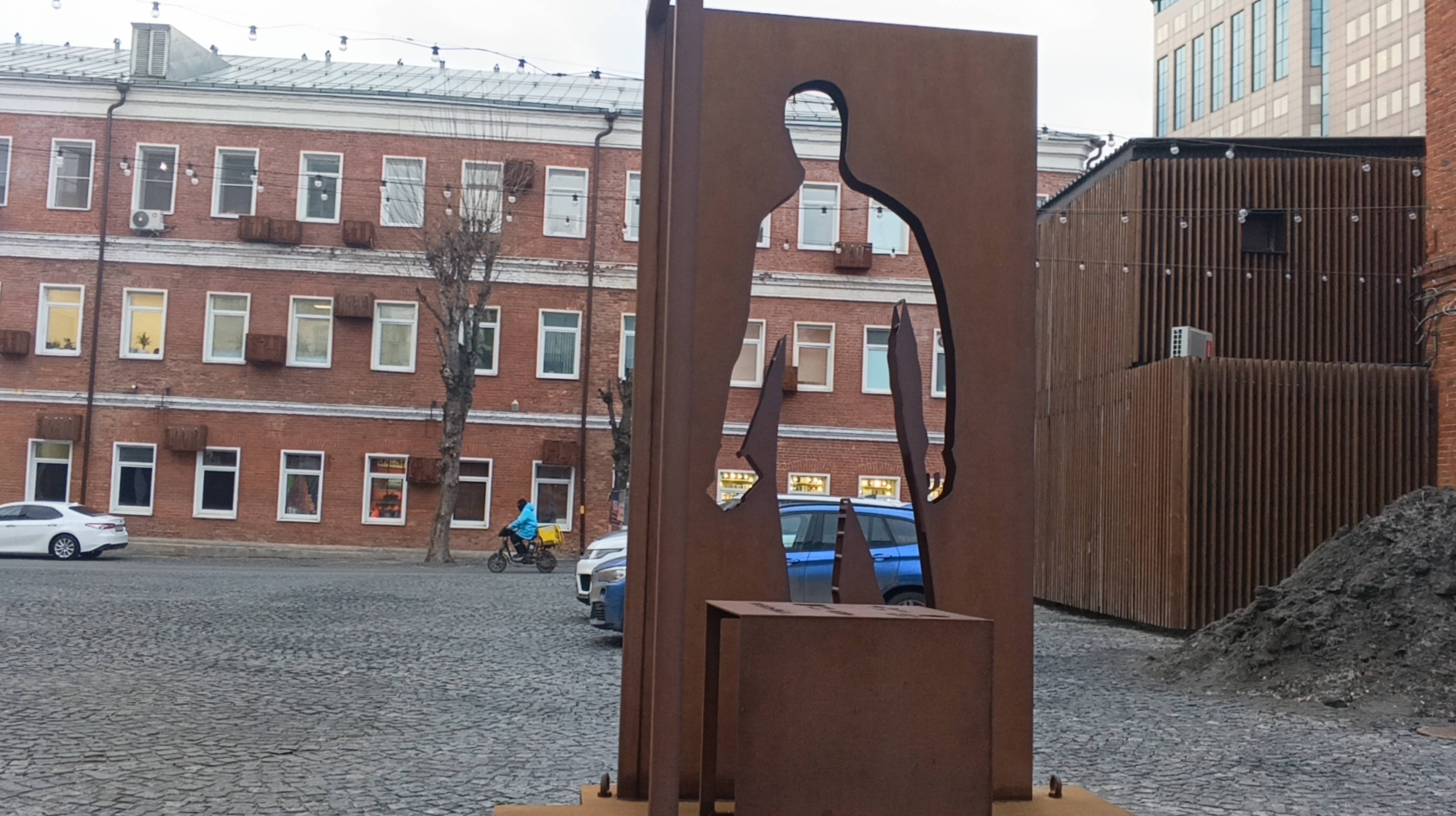 Прогулки по Москве. Спасенное панно из стекла на стене Рябовской мануфактуры. Памятник курьеру.