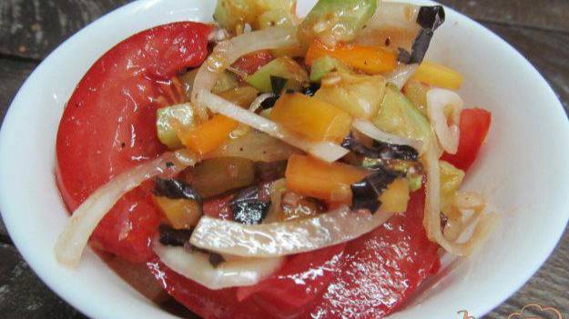 Салат из помидора с кабачком