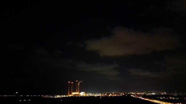 В поиске луны в ночьном небе. Город с высоты, ночное город.