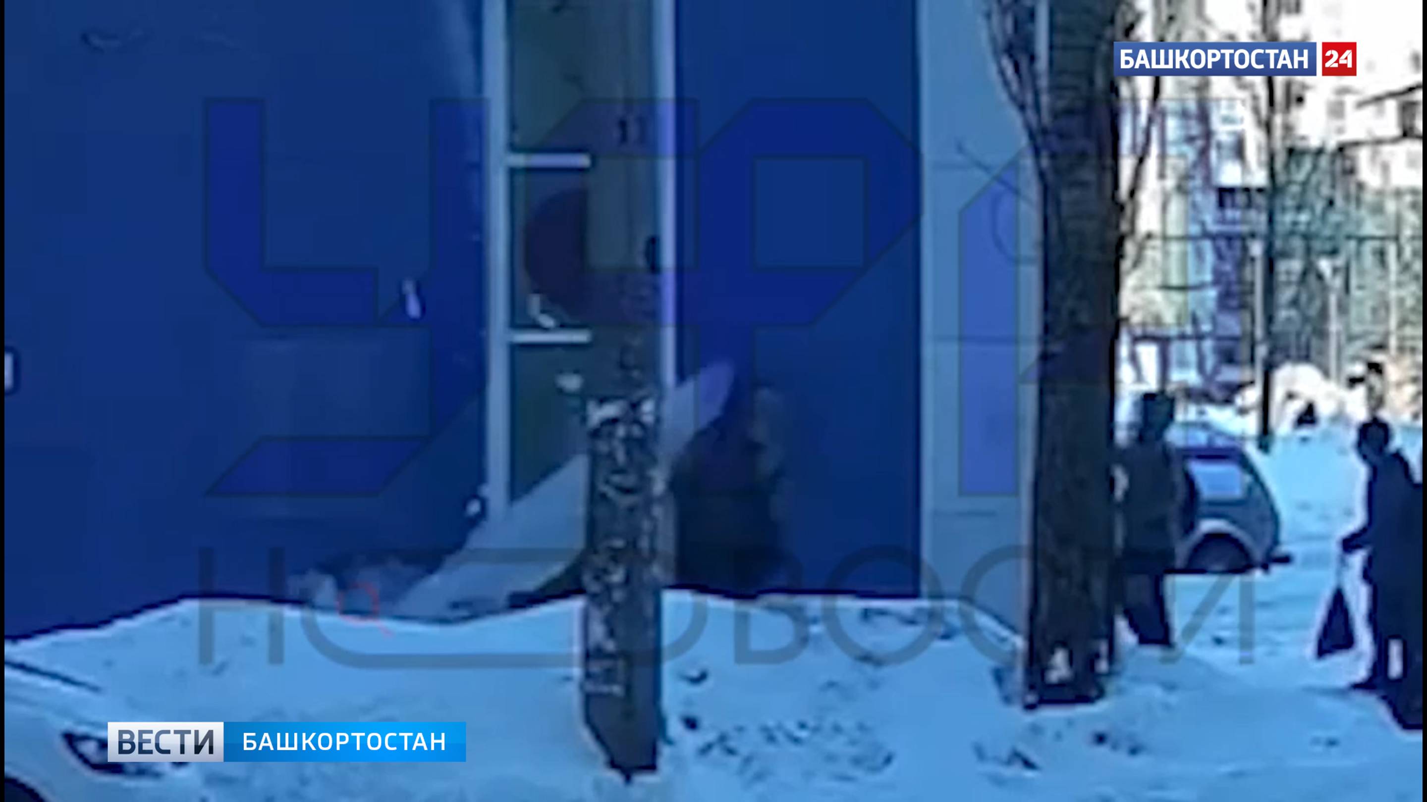 В уфимском Сипайлово глыба льда упала с крыши магазина, задев ребенка