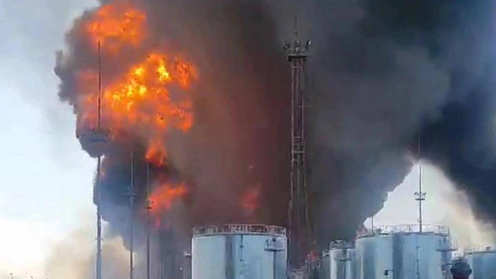 В Казахстане взорвалась нефтебаза, есть пострадавшие