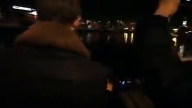 Странное светящееся существо заметили в гавани Бристоля