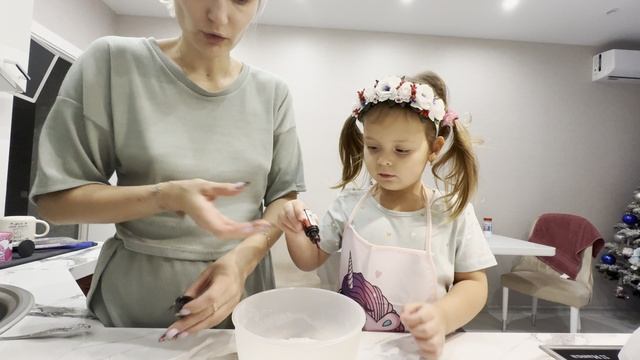 Подписывайся! ставь лайк! Маша с мамой делает бомбочки с сюрпризом! #лайкмаша #likemasha #mashalike