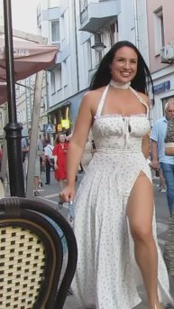 Очень красивые русские девушки на знаменитой улице на Патриках!