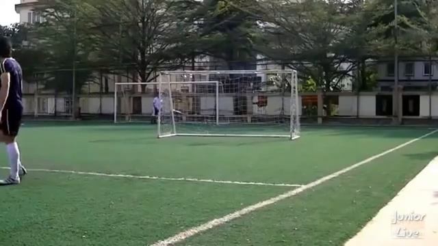 Парень любитель бьет штрафные не хуже Роналду/Amateur guy beats penalties no worse than Ronaldo