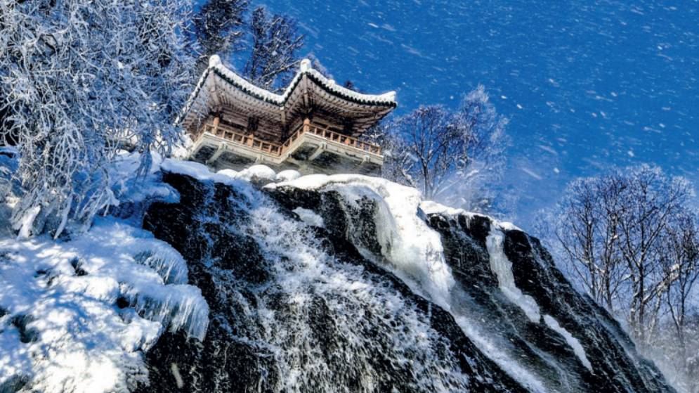 리명수폭포의 겨울풍경.