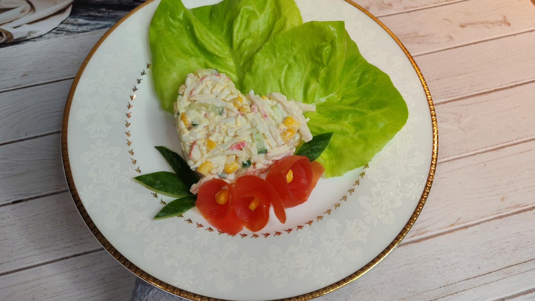 Крабовый салат! Обычный, с крабовыми палочками, но в необычном исполнении.