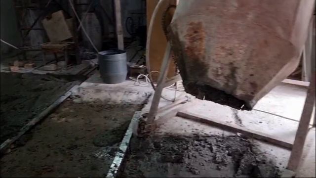 Бетонная стяжка пола по маякам.