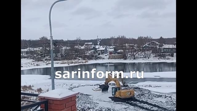 В Балашове на тонкий лед реки Хопер загнали экскаватор. Он затонул.