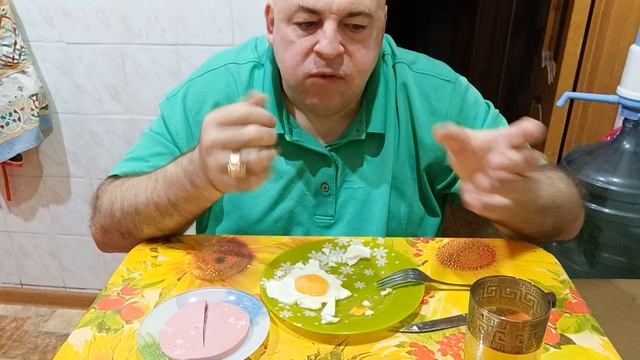 Мукбанг. Яичница глазунья, колбаса и сок. О причудах этикета.