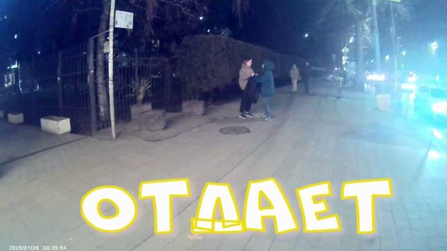ДЕВУШКА ОТДАЕТ КУРТКУ 25 01