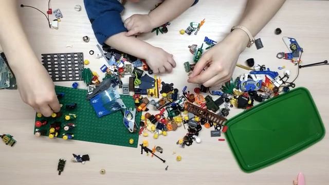 Большая куча Лего человечков и деталей к ним