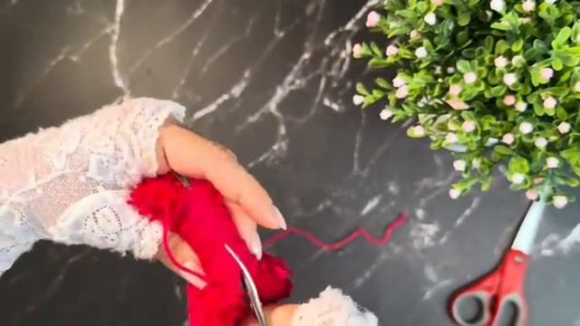 своими руками брелок из пряжи 💖