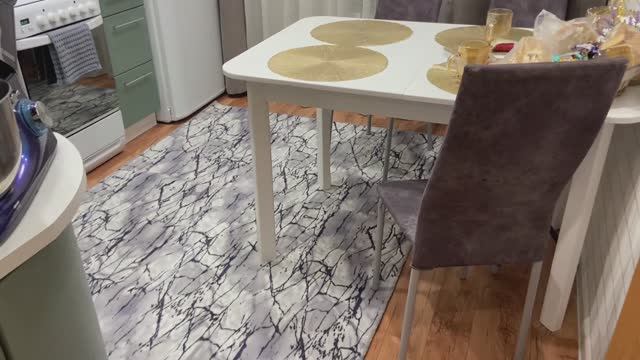 Уборка, новый ковёр на кухню, готовлю салат.