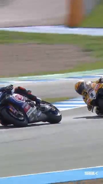 Bautista vs Razgatlioglu's INCREDIBLE Jerez Race 2 battle 🔥 | 2024