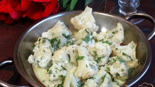 Цветная капуста с чесноком и зеленью