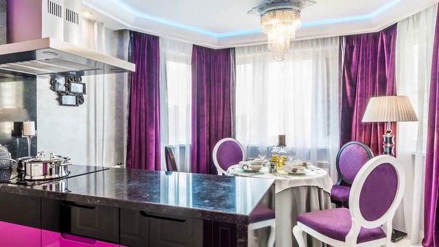 Средняя фиолетовая кухня - идеи дизайна интерьера с высоким бюджетом