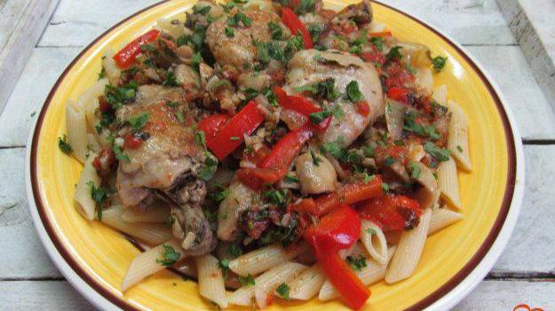 Каччиатори из курицы с шампиньоном и перцем