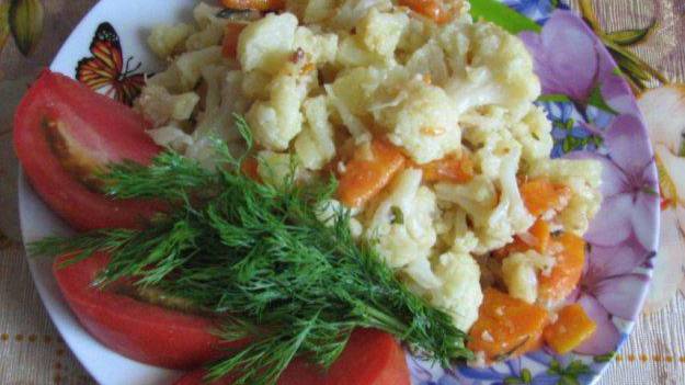 Цветная капуста тушеная с картошкой и морковью