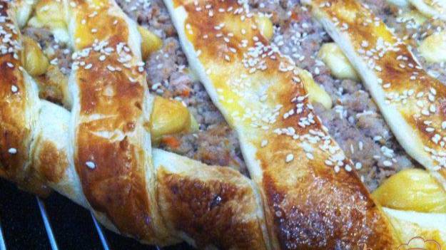 Испанский пирог с мясом и сыром
