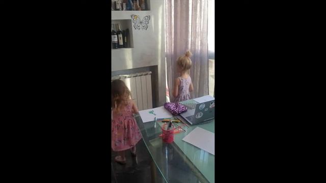 Ева и Лиза учат уроки/Первое он-лайн занятие