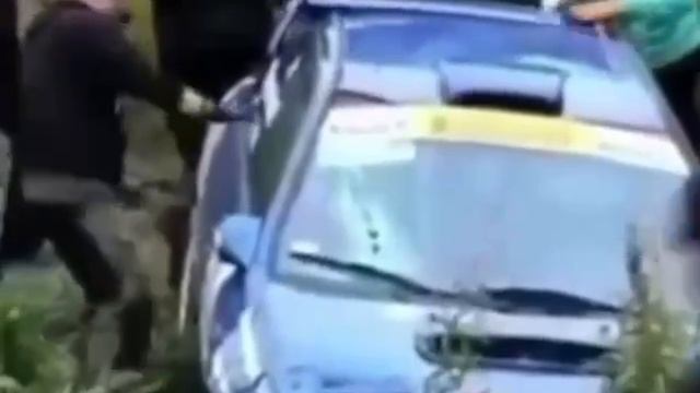 один переворот через крышу не повод останавливать гонку