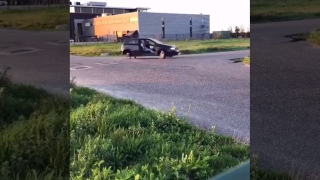 двери специально сняты, чтоб внутри не наблевать