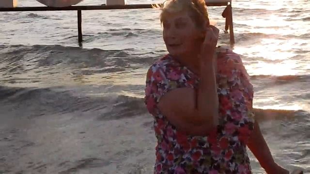 Галина помочила ножки в море.