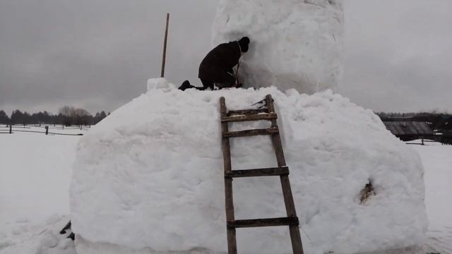 РАСПИЛИЛ БОЛЬШОГО СНЕГОВИКА ПИЛОЙ /// ЭПИЧНОЕ ПАДЕНИЕ /// ДОЛОМАЛ НОГАМИ