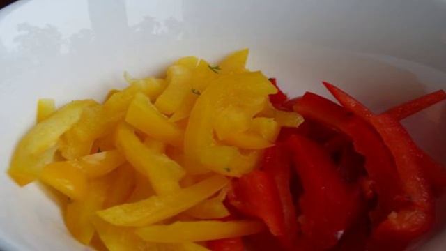 Салат с болгарским перцем, яйцом, сухариками