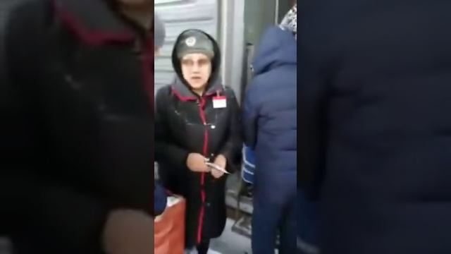 В Самаре, проводница в наглую просит денег у граждан Узбекистана.