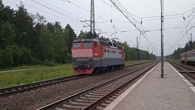 Электровоз ЧС2т-1028 рельсосмазыватель следует резервом через станцию Издревая