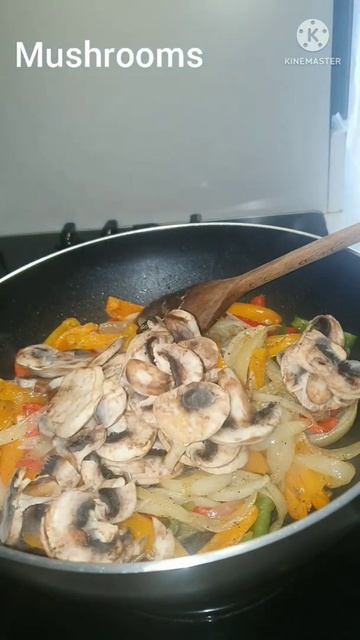 spaghetti with shrimp vegetables and soy sauce / thai pasta