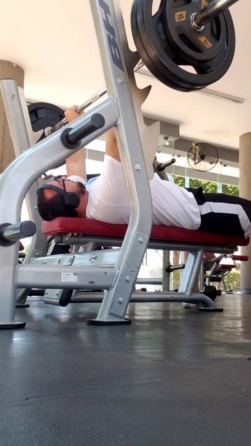 Bench press +245 lb/+111 kg x 3 reps