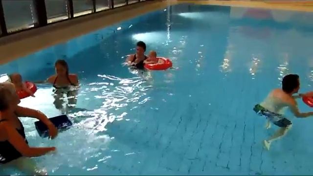 lee im Schwimmring mit 5 monaten