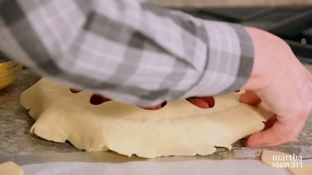 Martha Stewart Makes Pies with Embellished Crust | Martha Bakes S10E11 "Embellished Pies"