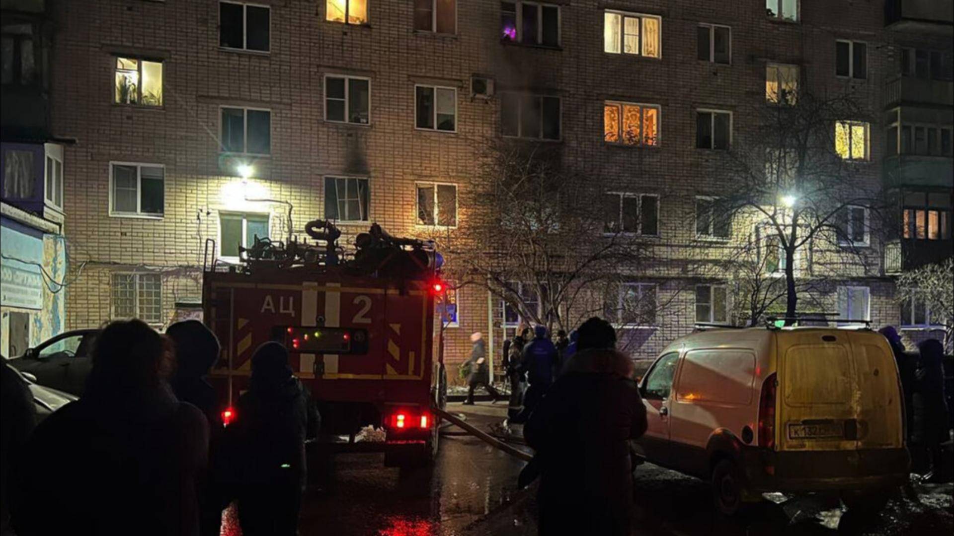 В Новгородской области из горящей пятиэтажки эвакуировали жильцов с помощью спецсредств