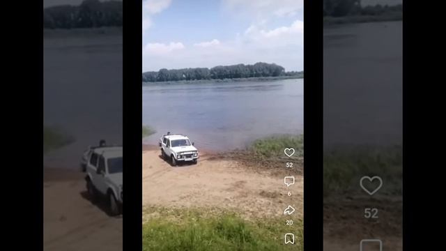 Мужик на Ниве выиграл спор, проехав по грязи.