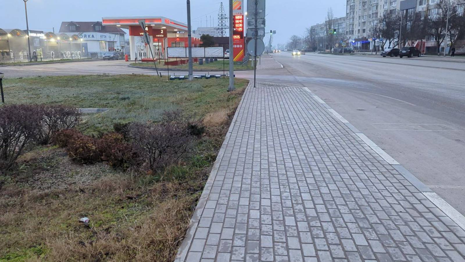 Евпатория 2025. Блеск ул. Чапаева и нищета завода Вымпел, чуть Исмаил-Бея и евпаторийский винзавод.